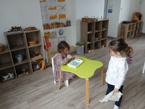 Espace de vie pratique pour développer autonomie, concentration et muscler ses doigts