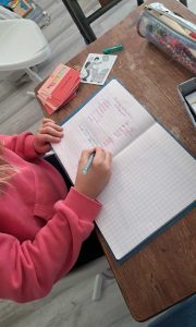 Français : Le matériel auto-correctif de grammaire, orthographe et conjugaison permet un entraînement quotidien.  Les enfants travaillent aussi avec des supports écrits.
