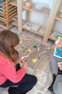 Découverte du monde : Les enfants manipulent, réalisent des expériences et coopèrent.