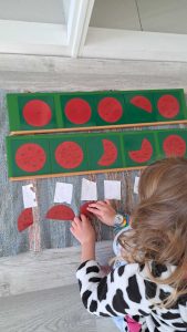 Les enfants manipulent afin de rendre concret les notions abstraites.